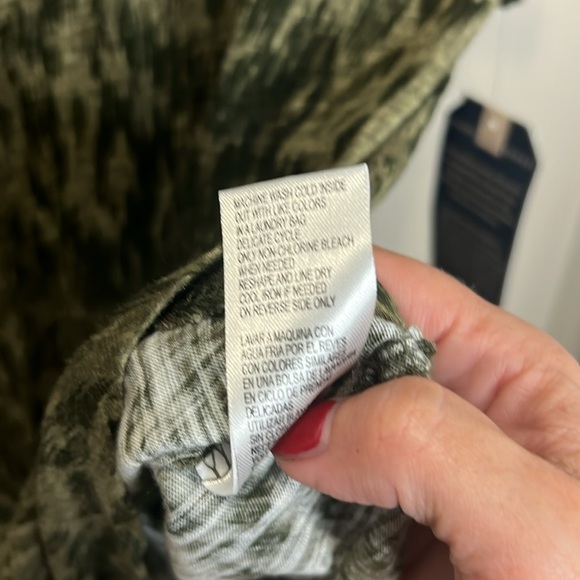 Democracy Blouse Top Shirt XL Green Leopard Cheetah Animal Print Soft Casual - Picture 7 of 11